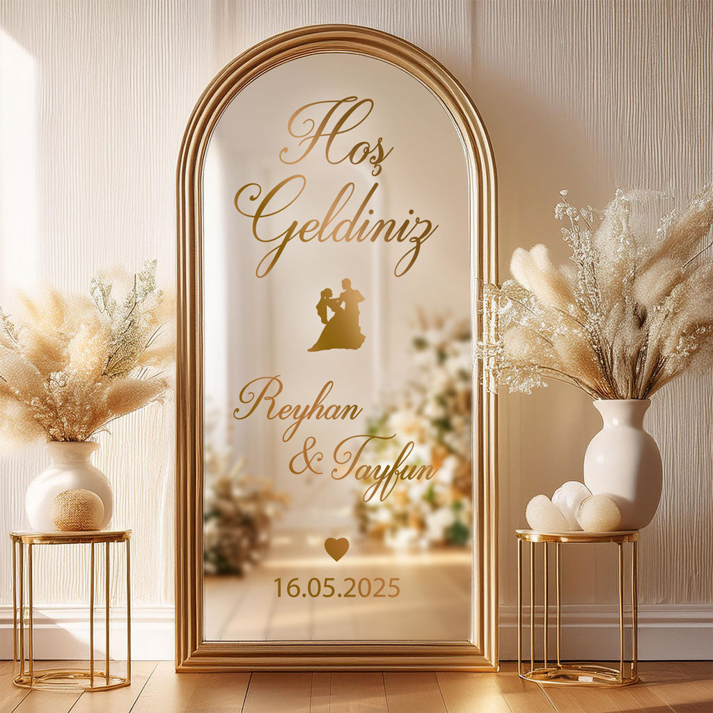 standspiegelmitgoldenemrahmenvoreinerwandineinemzimmermitbohodekotesthosgeldinizsymboltanzendespaarpersonalisiertmitvornamnvonbrautundraeutigamkleinemherzchenunddatuminderfarbegold