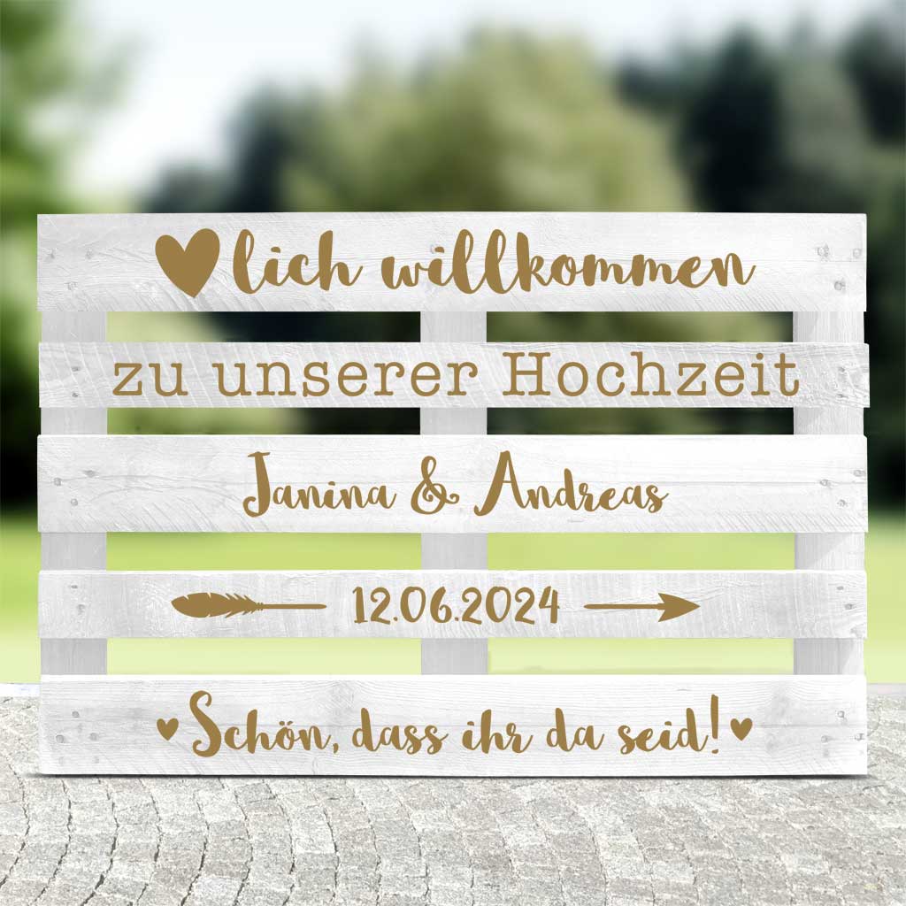 weisse Palette mit goldenen Aufklebern im Bohostyle zur Hochzeit als Willkommensschild