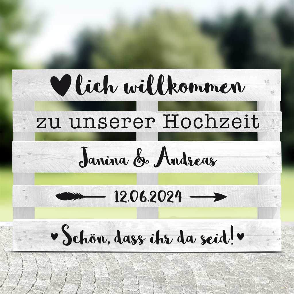 weisse Palette mit schwarzen Aufklebern im Bohostyle zur Hochzeit als Willkommensschild