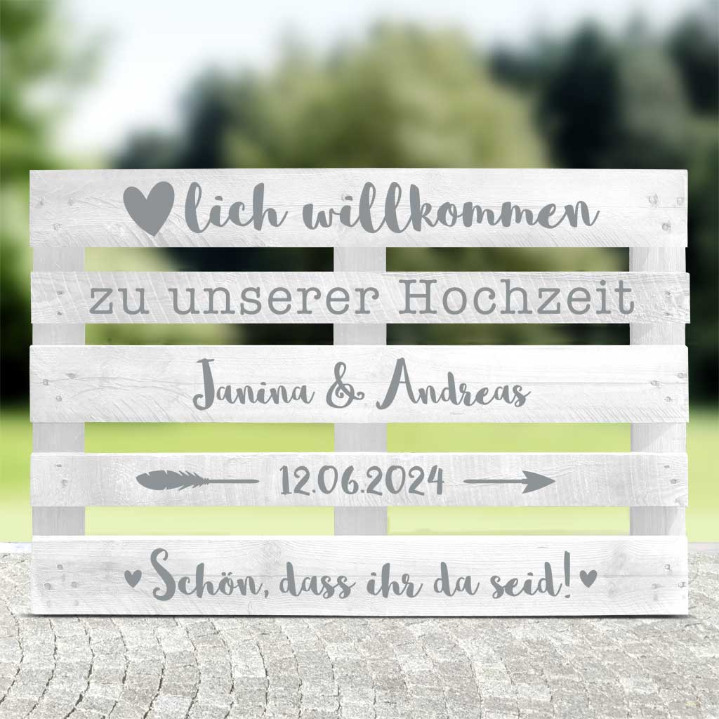 weisse Palette mit silbernen Aufklebern im Bohostyle zur Hochzeit als Willkommensschild