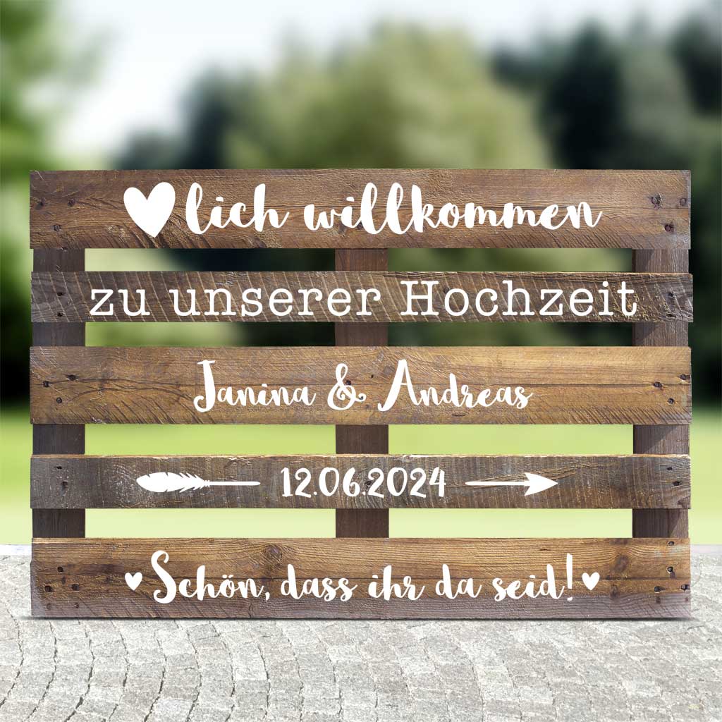 braune Palette mit weissen Aufklebern im Bohostyle zur Hochzeit als Willkommensschild