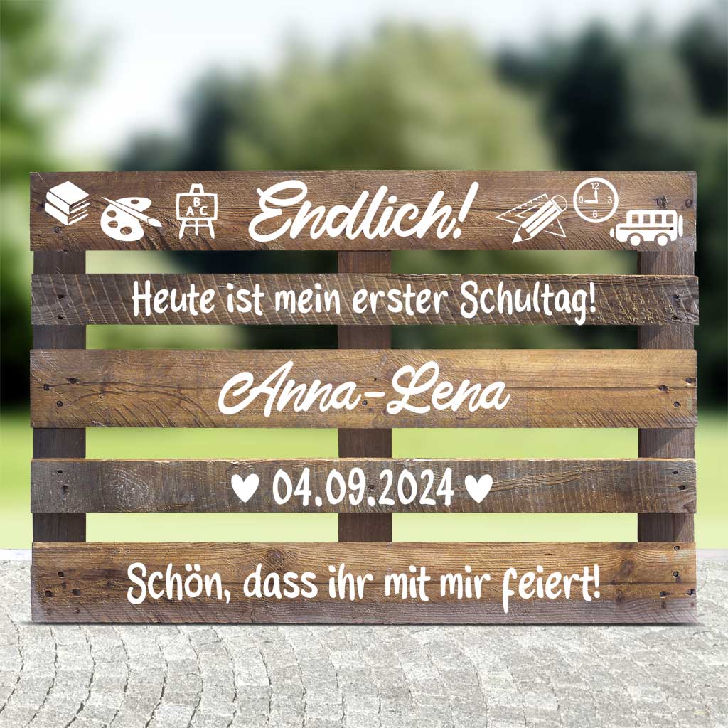 braune palette mit weisser schrift zum schulanfang personalisiert mit Vornamen und Datum