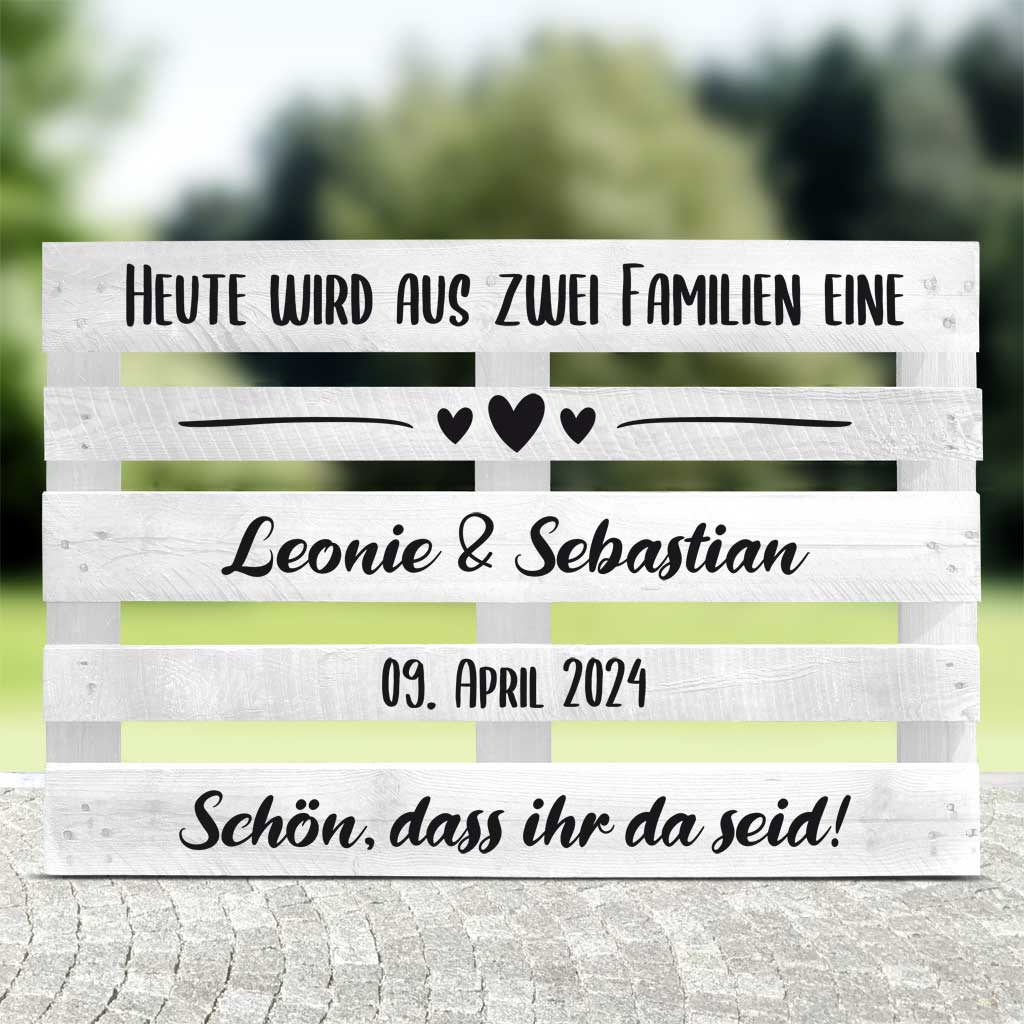 weisse Palette mit schwarzen Textaufklebern für die Hochzeit