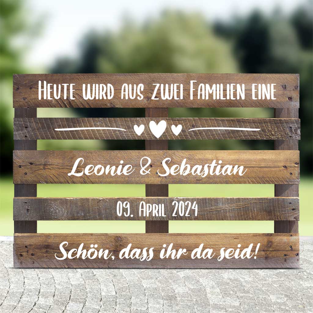 braune Palette mit weissen Textaufklebern für die Hochzeit