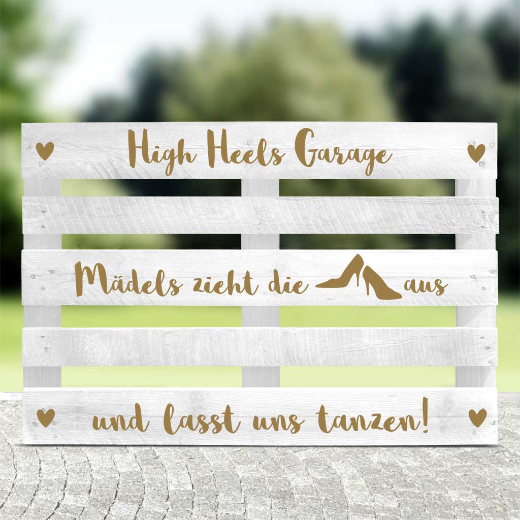 weisse Palette mit goldenen Textaufklebern mit Text High Heels Garrage für die Hochzeitsfeier