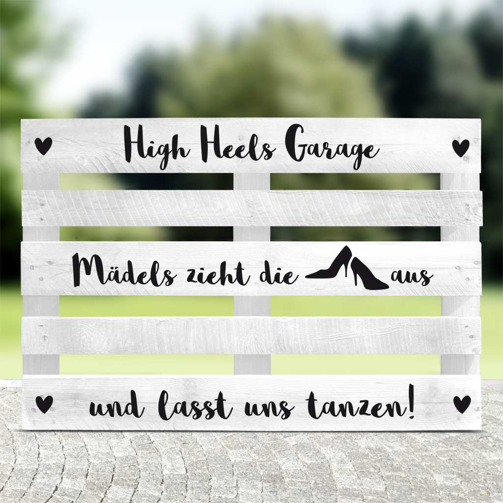 weisse Palette mit schwarzen Textaufklebern mit Text High Heels Garrage für die Hochzeitsfeier