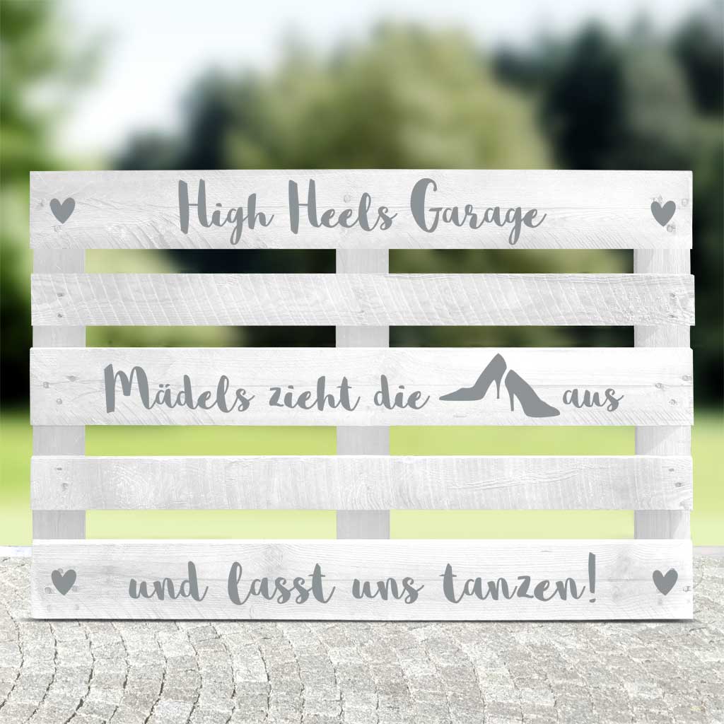 weisse Palette mit silbernen Textaufklebern mit Text High Heels Garrage für die Hochzeitsfeier