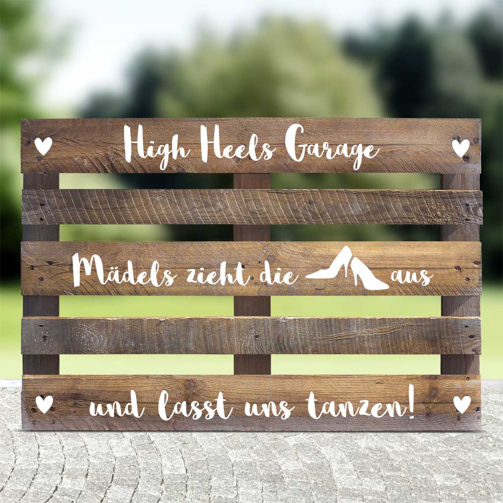 braune Palette mit weißen Textaufklebern mit Text High Heels Garrage für die Hochzeitsfeier