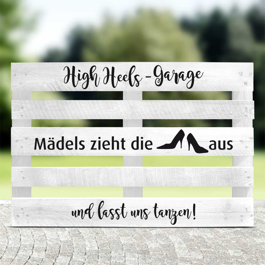 weisse Palette mit schwarzen Textaufklebern für eine High Heels Garage zur Hochzeit