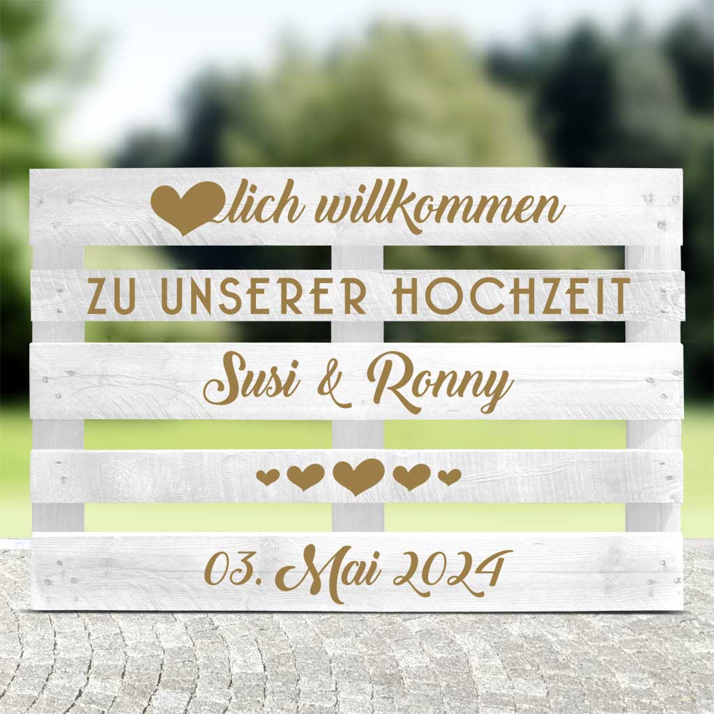 weiße Palette mit goldener Schrift für die Hochzeit