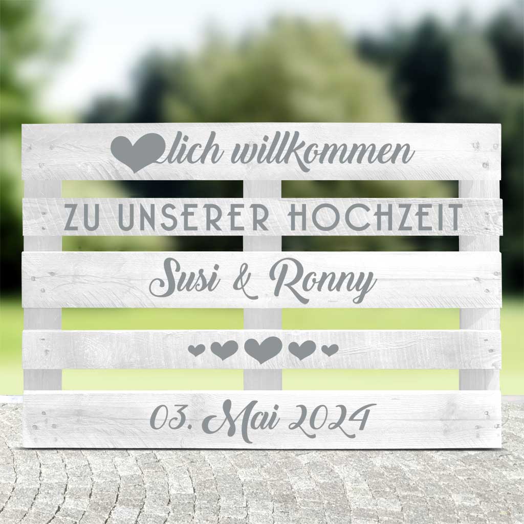 weiße Palette mit silberner Schrift für die Hochzeit