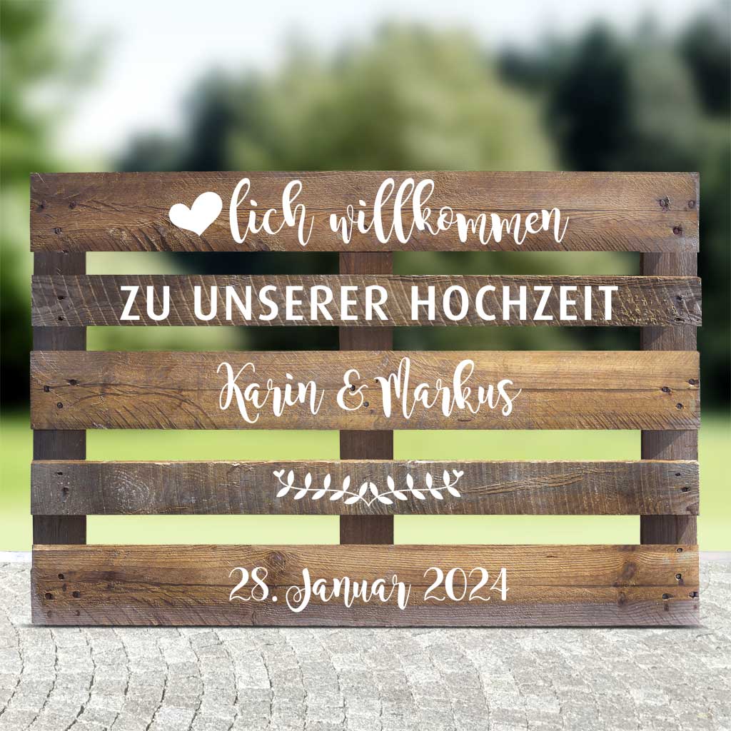 braune Palette mit weisser Schrift für die Hochzeit