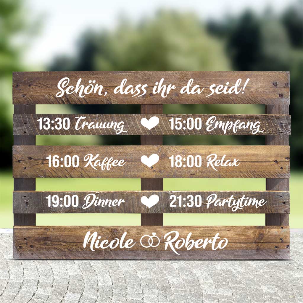 braune palette mit weisser schrift für den hochzeitsablauf