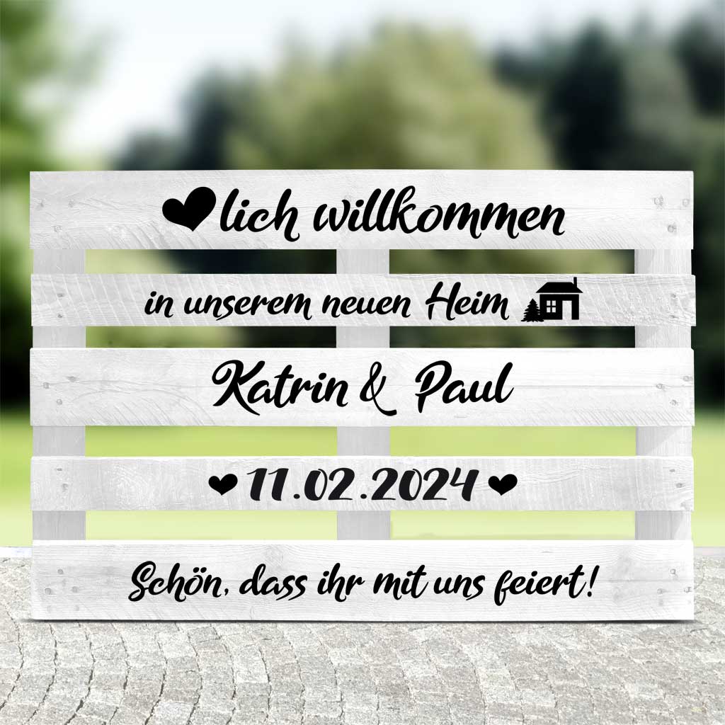 weisse Palette mit schwarzer Schrift für das neue Heim