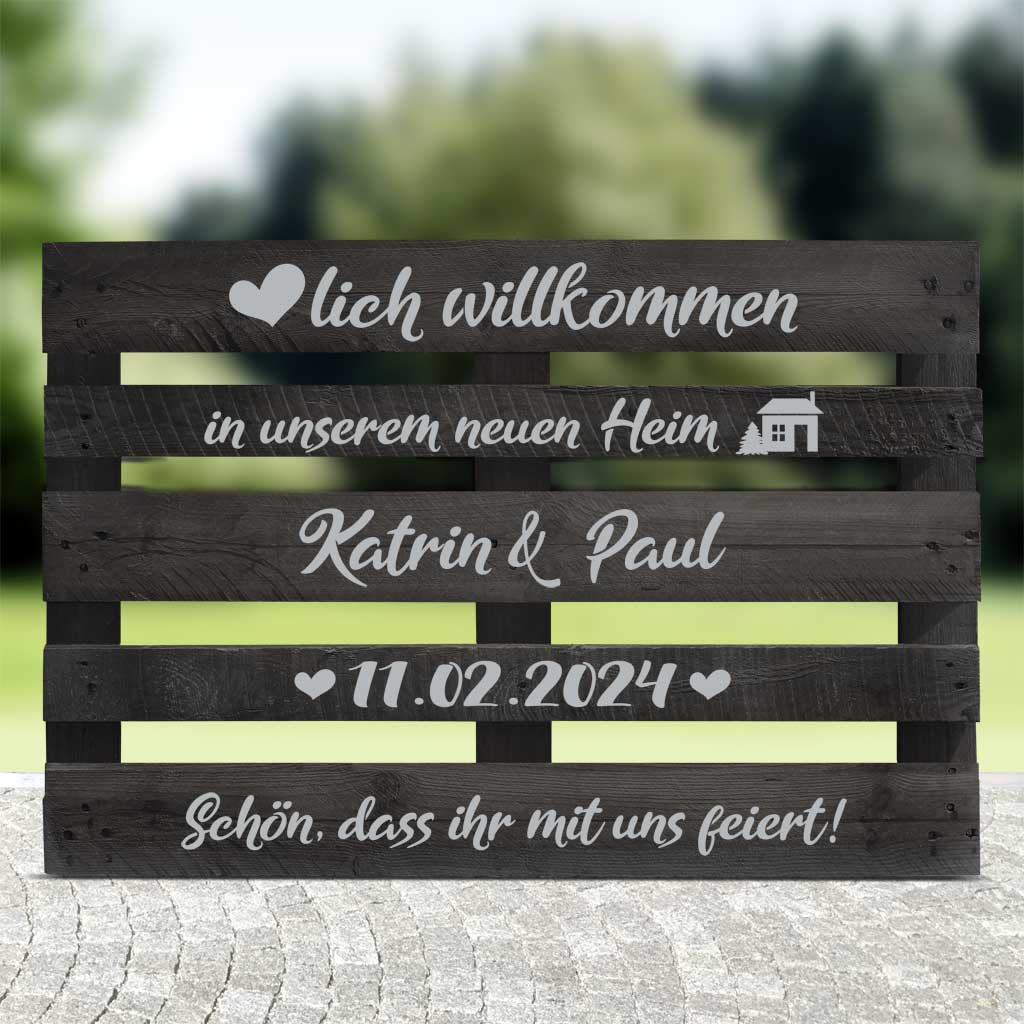 schwarze Palette mit silberner Schrift für das neue Heim