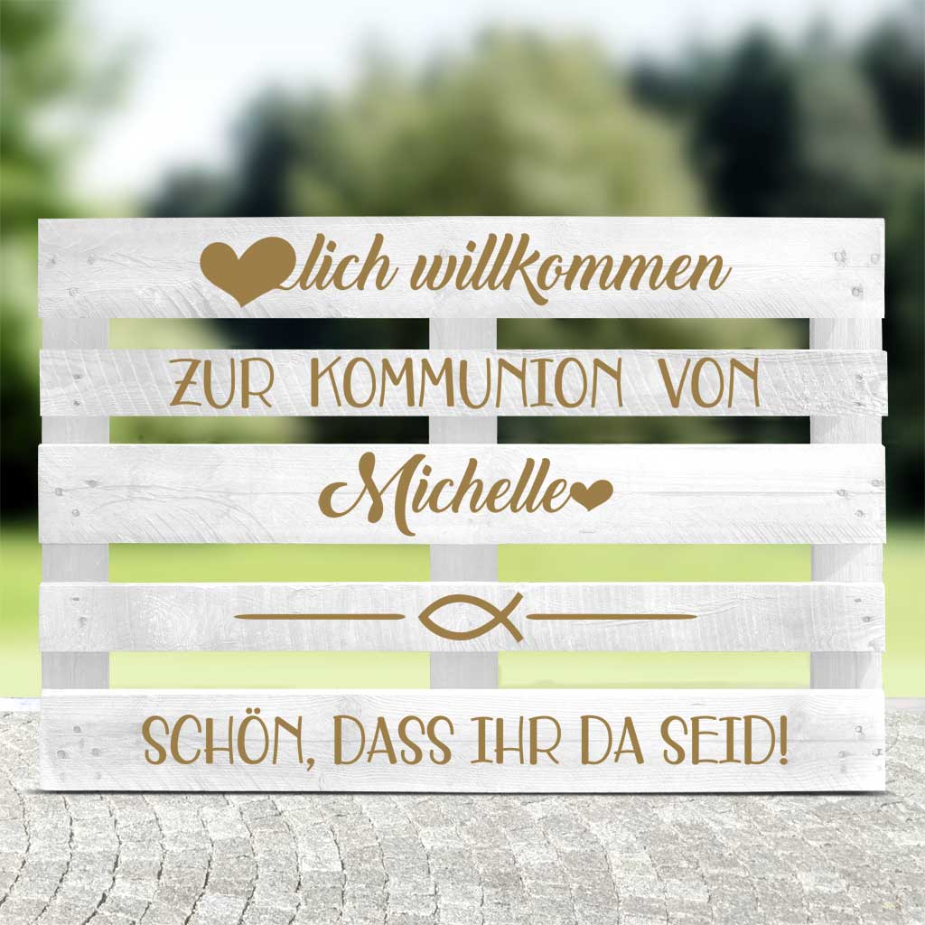 weiße Palette mit goldener schrift für die Kommunion