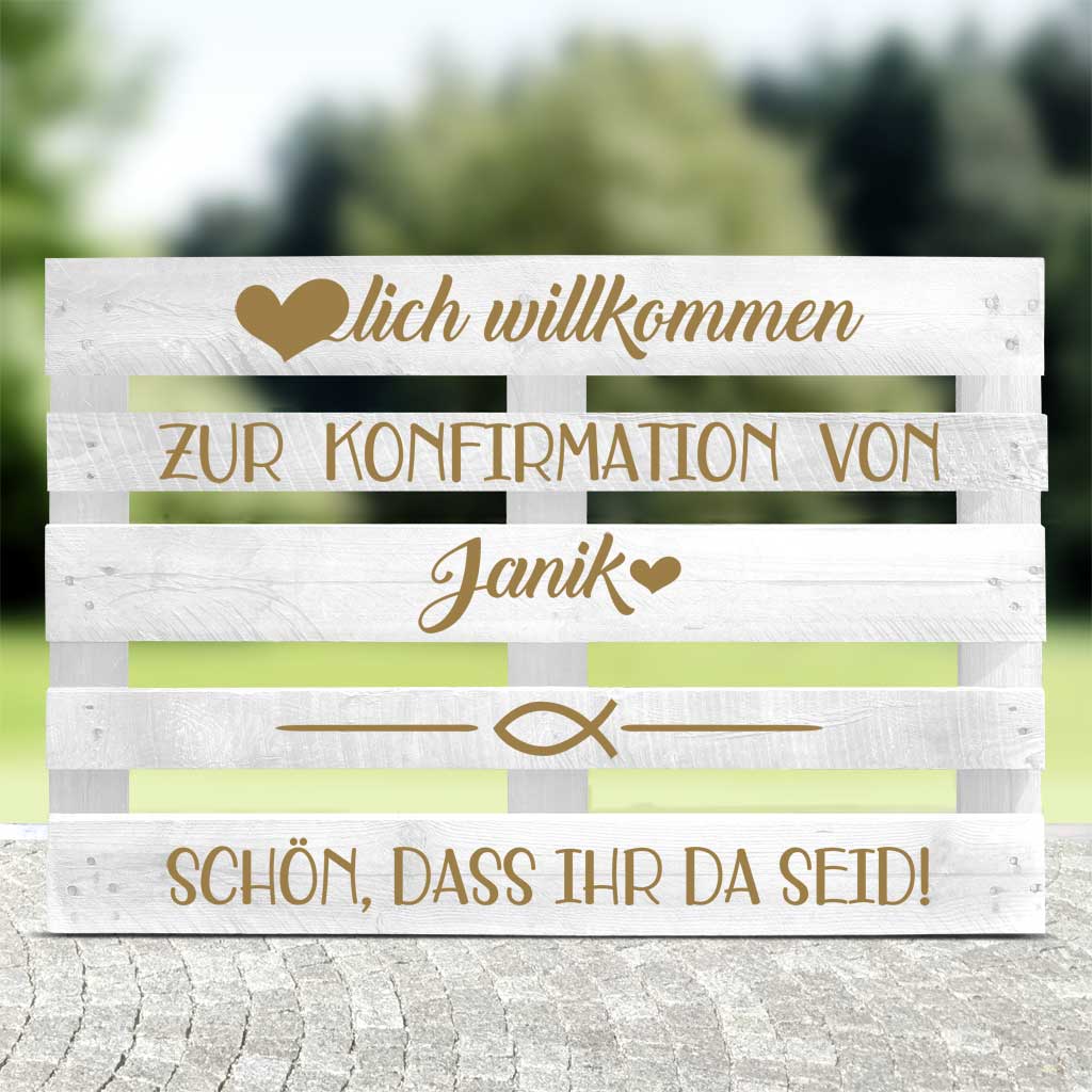 weiße Palette mit goldener schrift für die Konfirmationsfeier