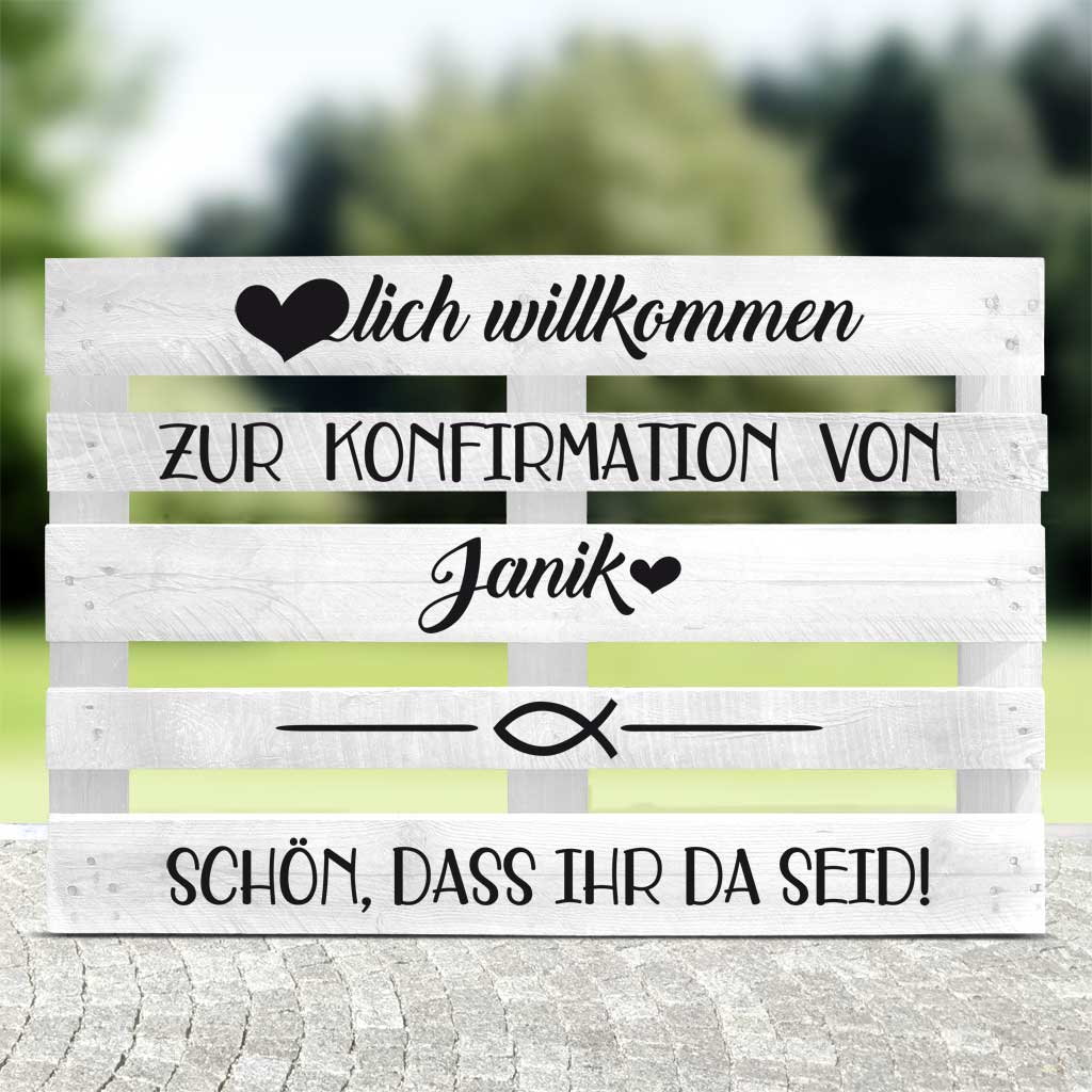 weiße Palette mit schwarzer schrift für die Konfirmationsfeier