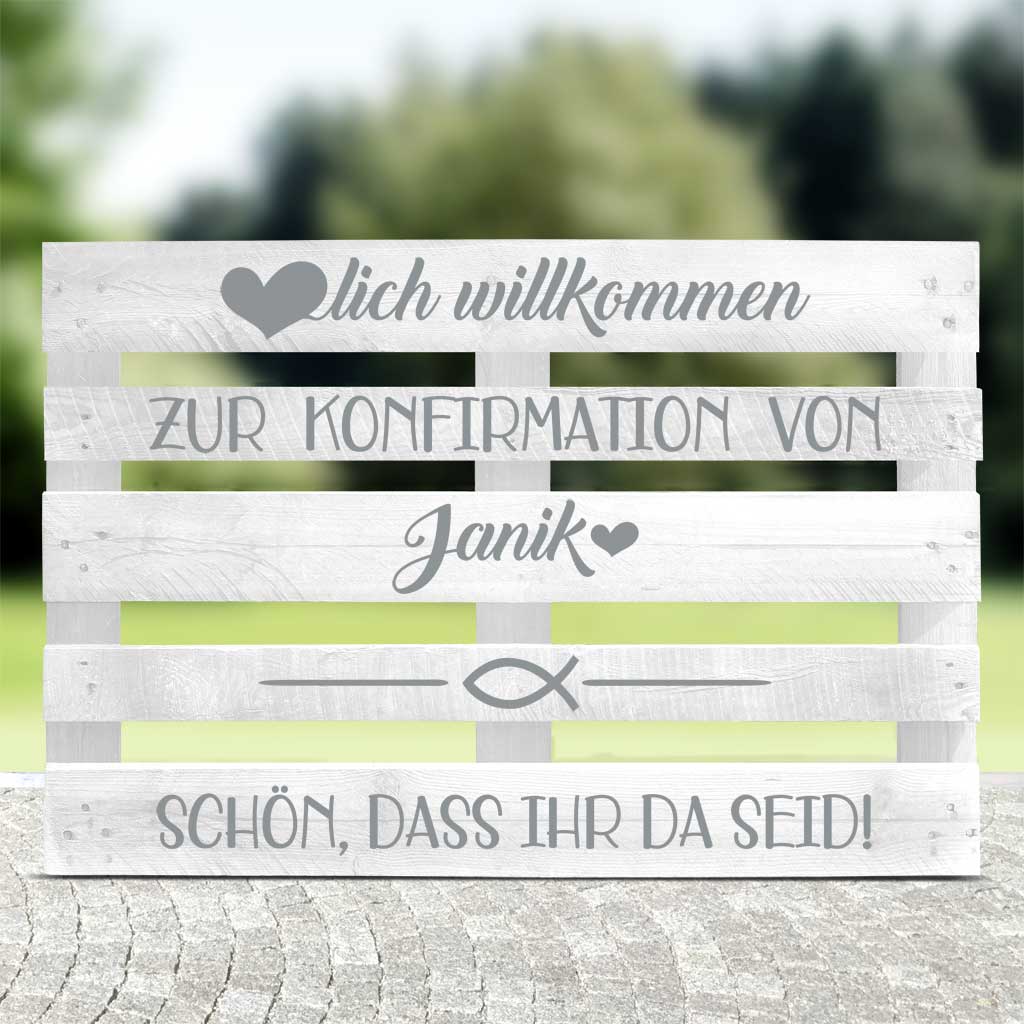 weiße Palette mit silberner schrift für die Konfirmationsfeier