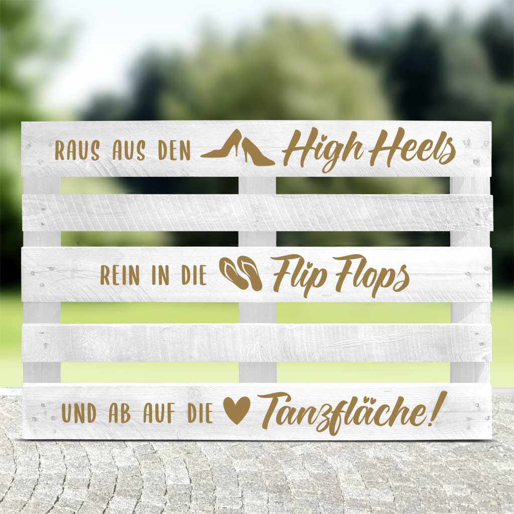 weiße Palette mit goldener Schrift, High Heels, Flip Flops für die Hochzeit