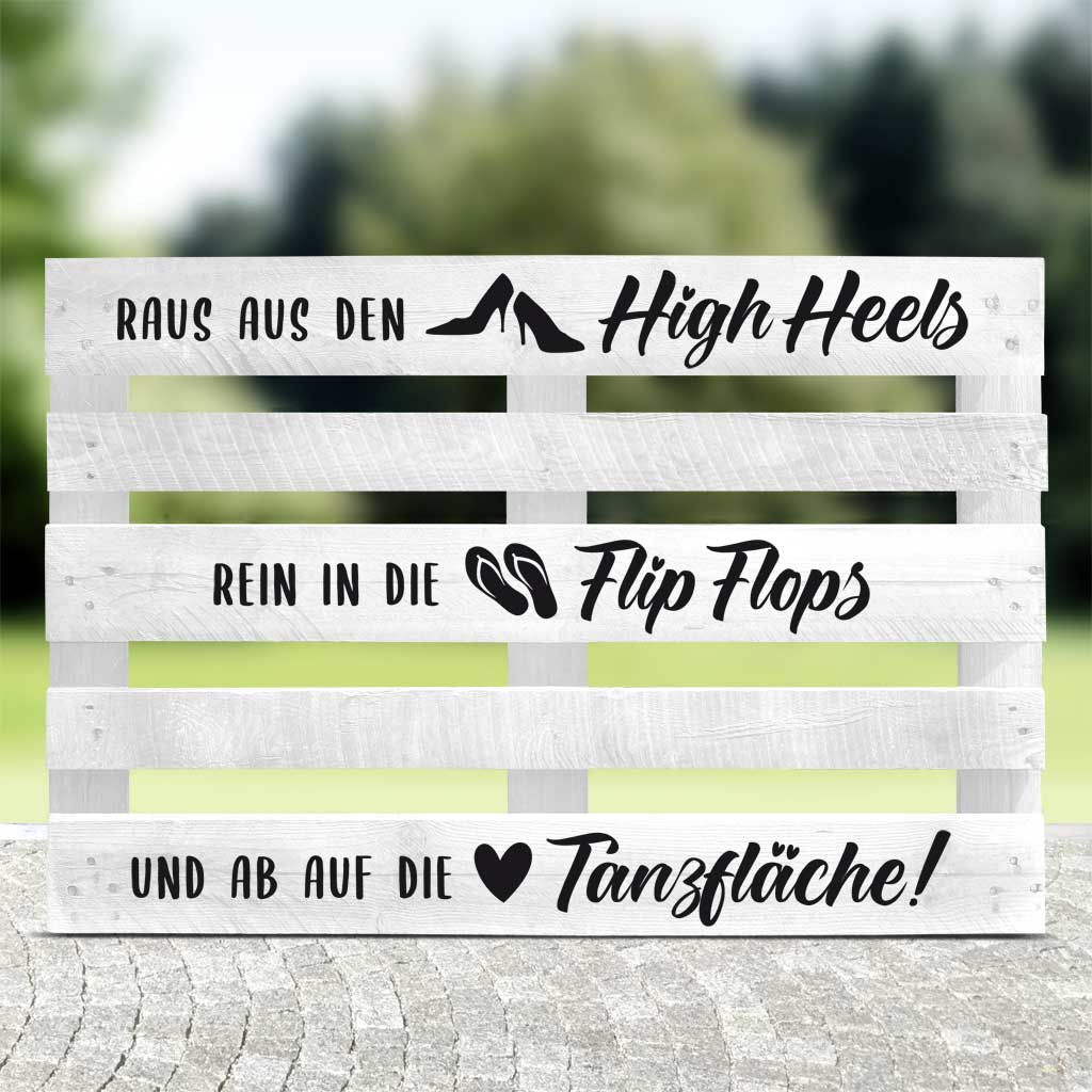 weiße Palette mit schwarzer Schrift, High Heels, Flip Flops für die Hochzeit
