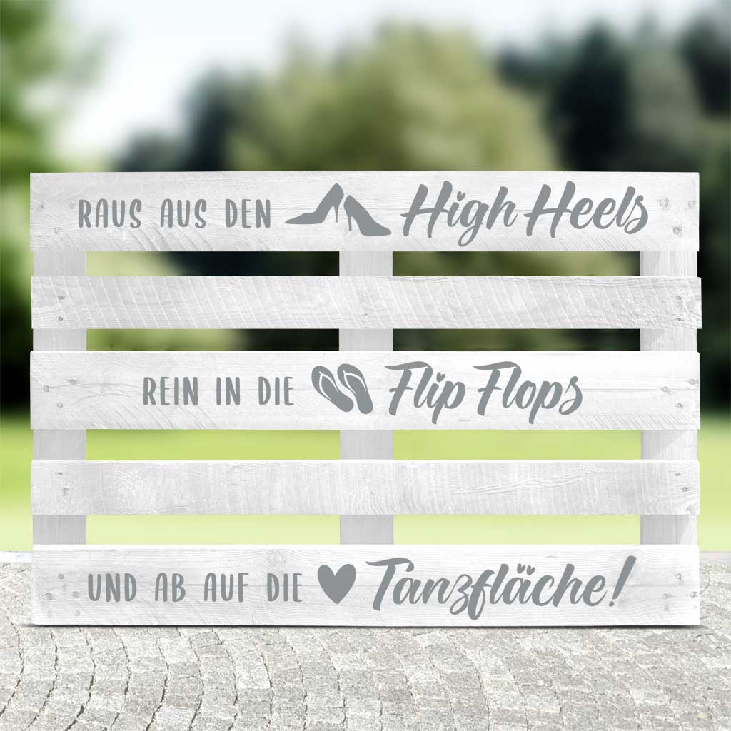 weiße Palette mit silberner Schrift, High Heels, Flip Flops für die Hochzeit