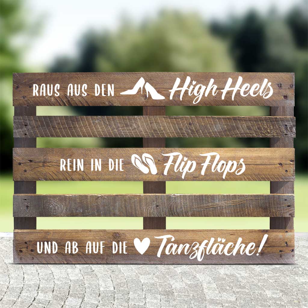 braune Palette mit weisser Schrift, High Heels, Flip Flops für die Hochzeit