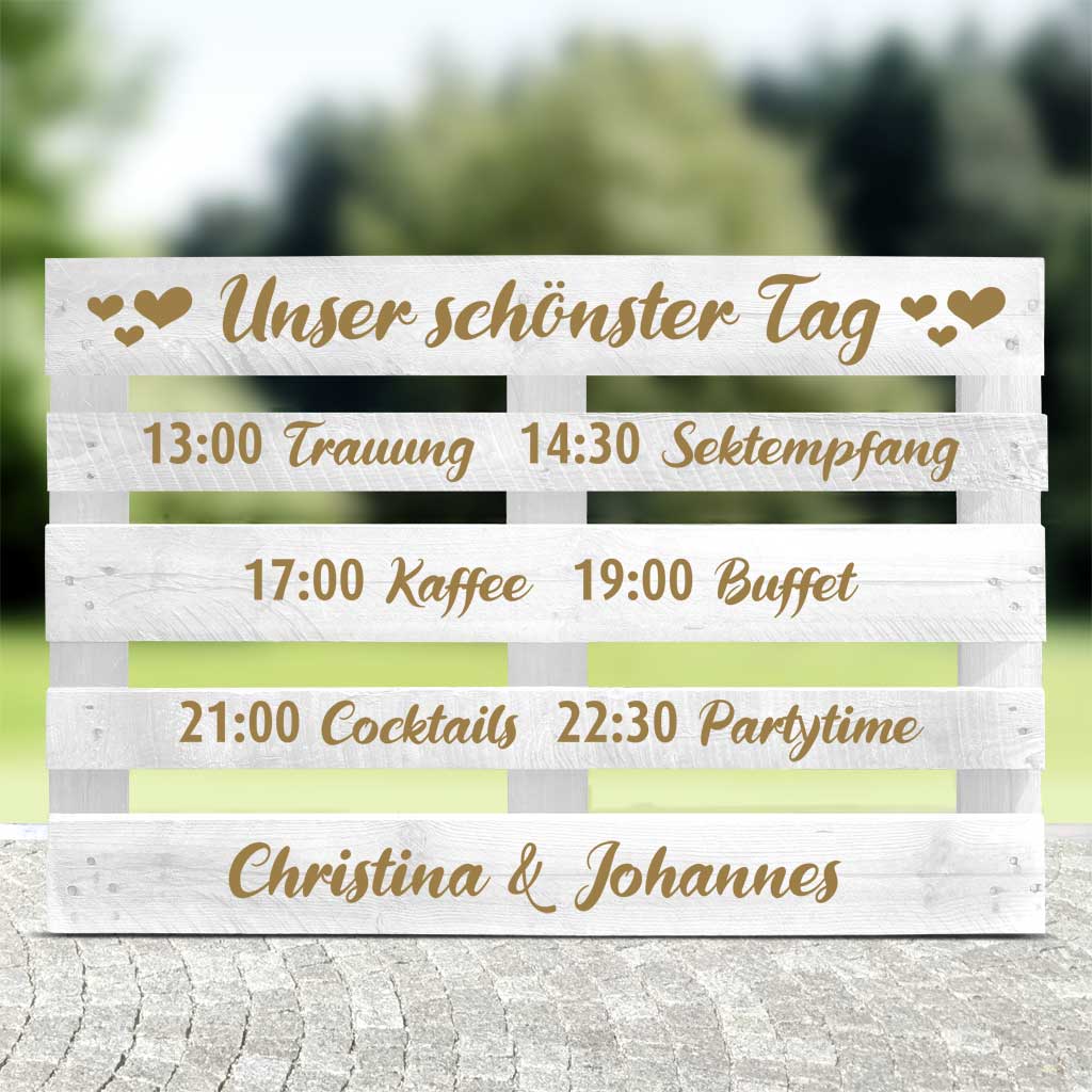 weiße Palette mit goldener Schrift für den Hochzeitsablauf