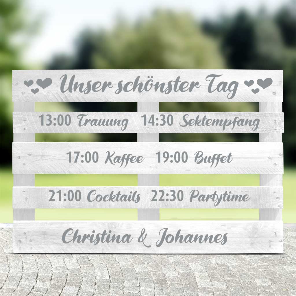 weiße Palette mit silberner Schrift für den Hochzeitsablauf