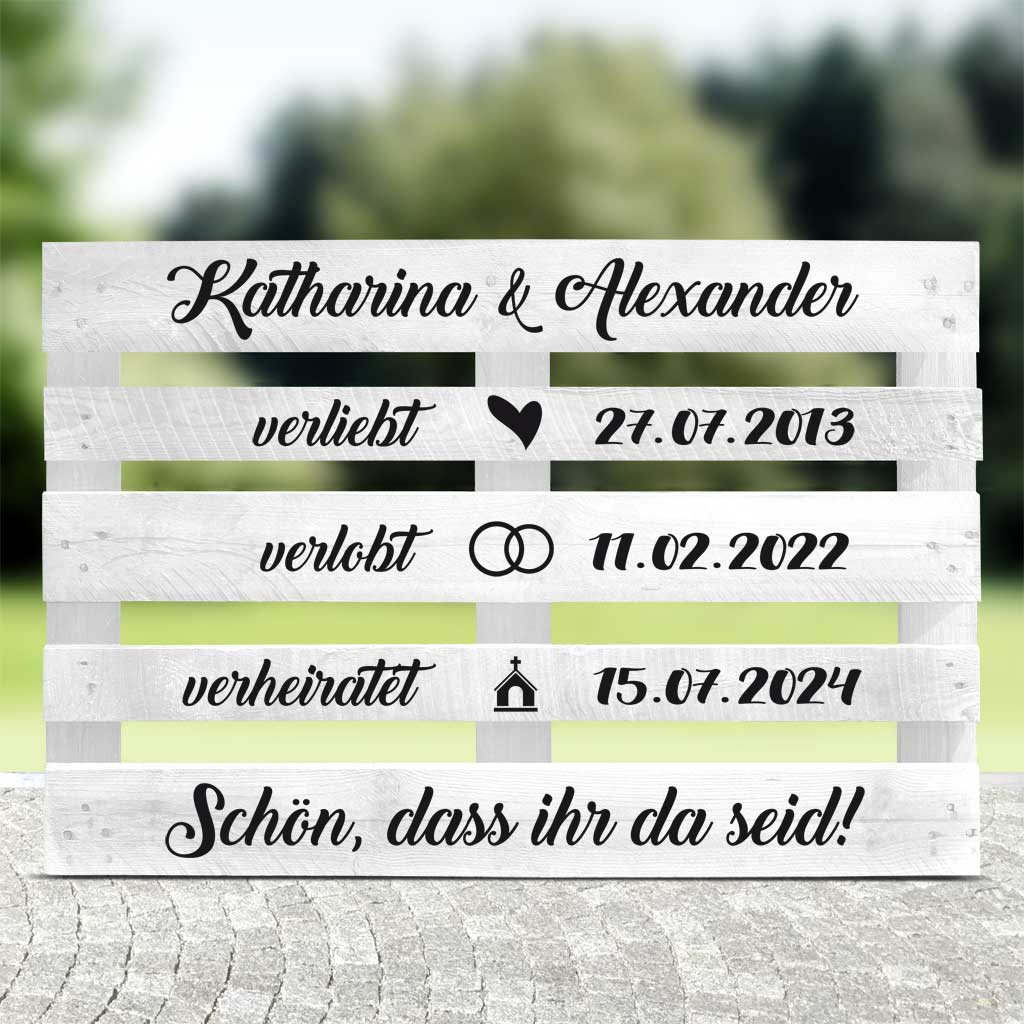 weisse Palette mit schwarzer Schrift für Hochzeitspaare mit Text - verliebt-verlobt-verheiratet