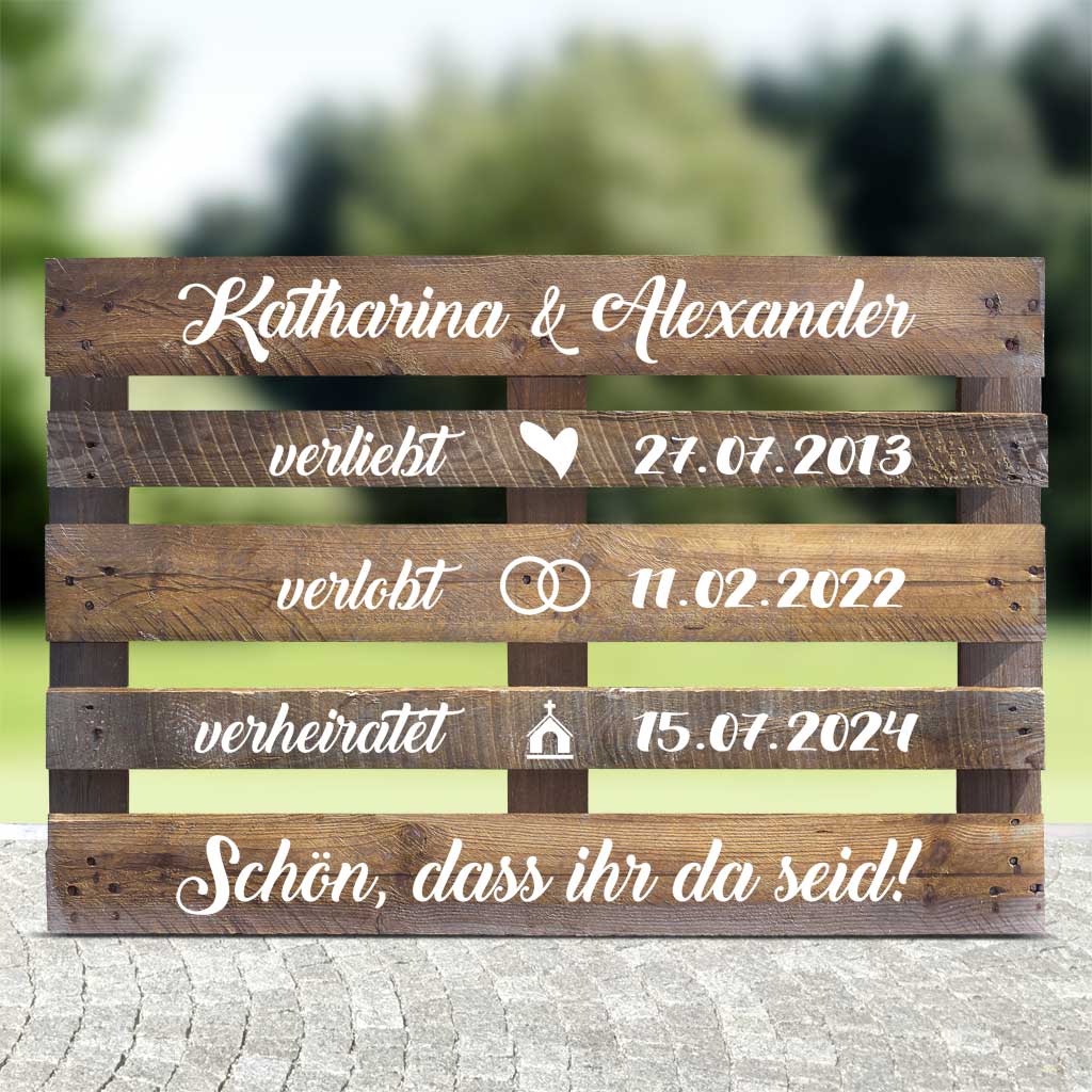 braune Palette mit weisser Schrift für Hochzeitspaare mit Text - verliebt-verlobt-verheiratet