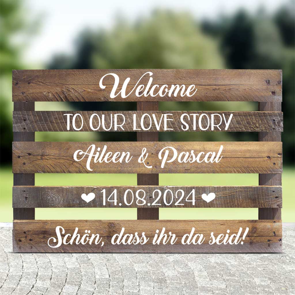 braune Palette mit weisser Schrift "Welcome to our love story" für die Hochzeitsfeier