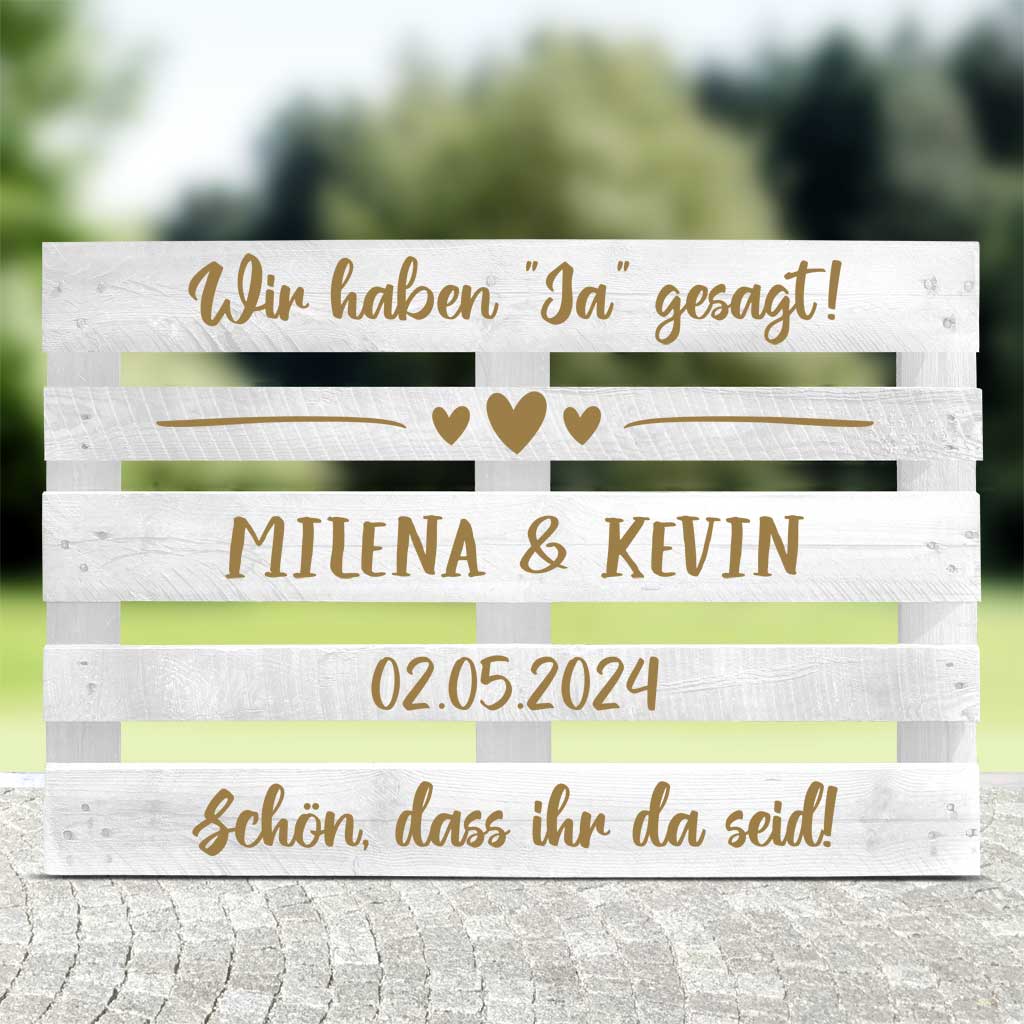 weisse Palette mit goldener Schrift "Wir haben Ja gesagt" für die Hochzeitsfeier