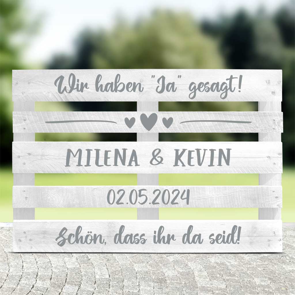 weisse Palette mit silberner Schrift "Wir haben Ja gesagt" für die Hochzeitsfeier
