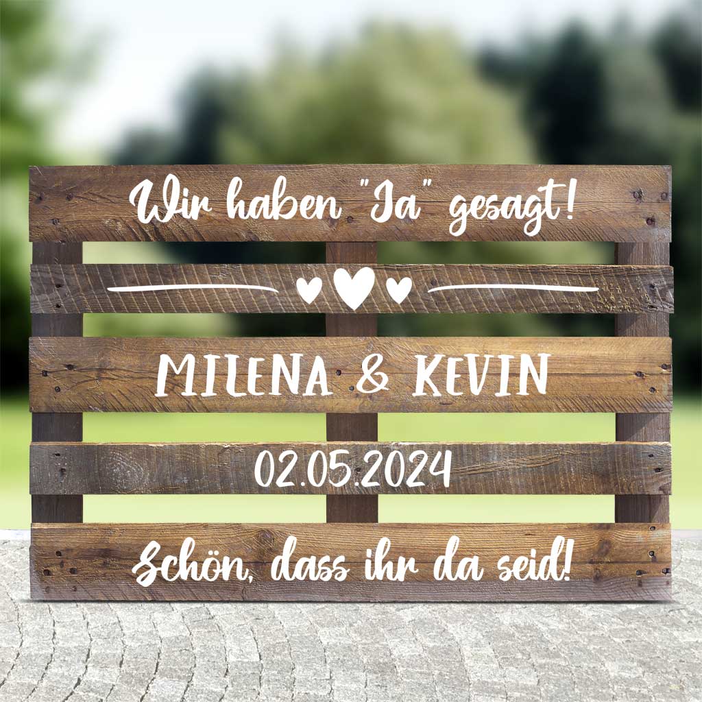 braune Palette mit weisser Schrift "Wir haben Ja gesagt" für die Hochzeitsfeier