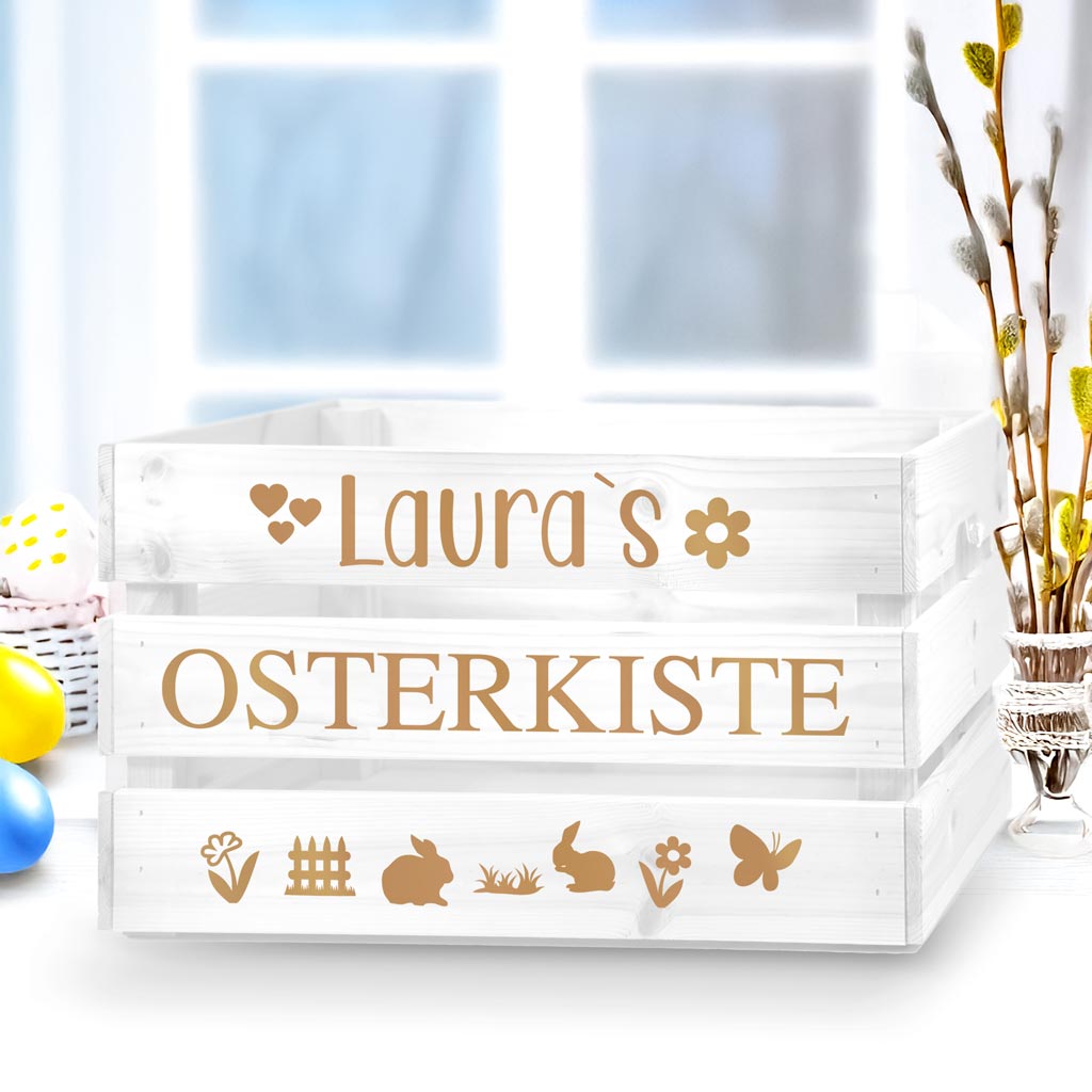 weisseholzkistemitgoldenemaufkleberzumbasteeinerosterkistemitkleinenostersymbolenhaseblumeschmetterlingzaungrasherzen