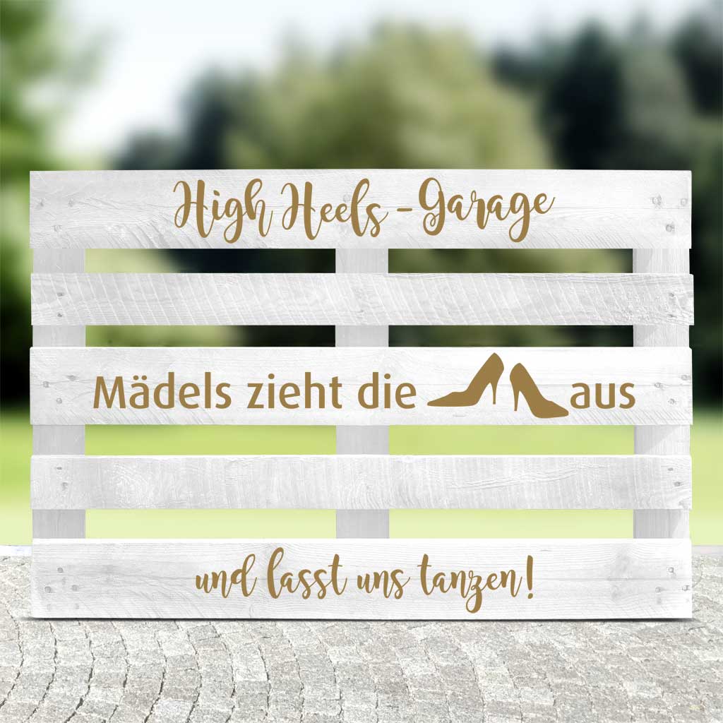 weisse Palette mit goldenen Textaufklebern für eine High Heels Garage zur Hochzeit