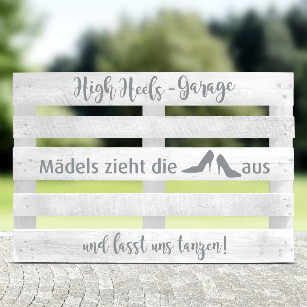 weisse Palette mit silbernen Textaufklebern für eine High Heels Garage zur Hochzeit