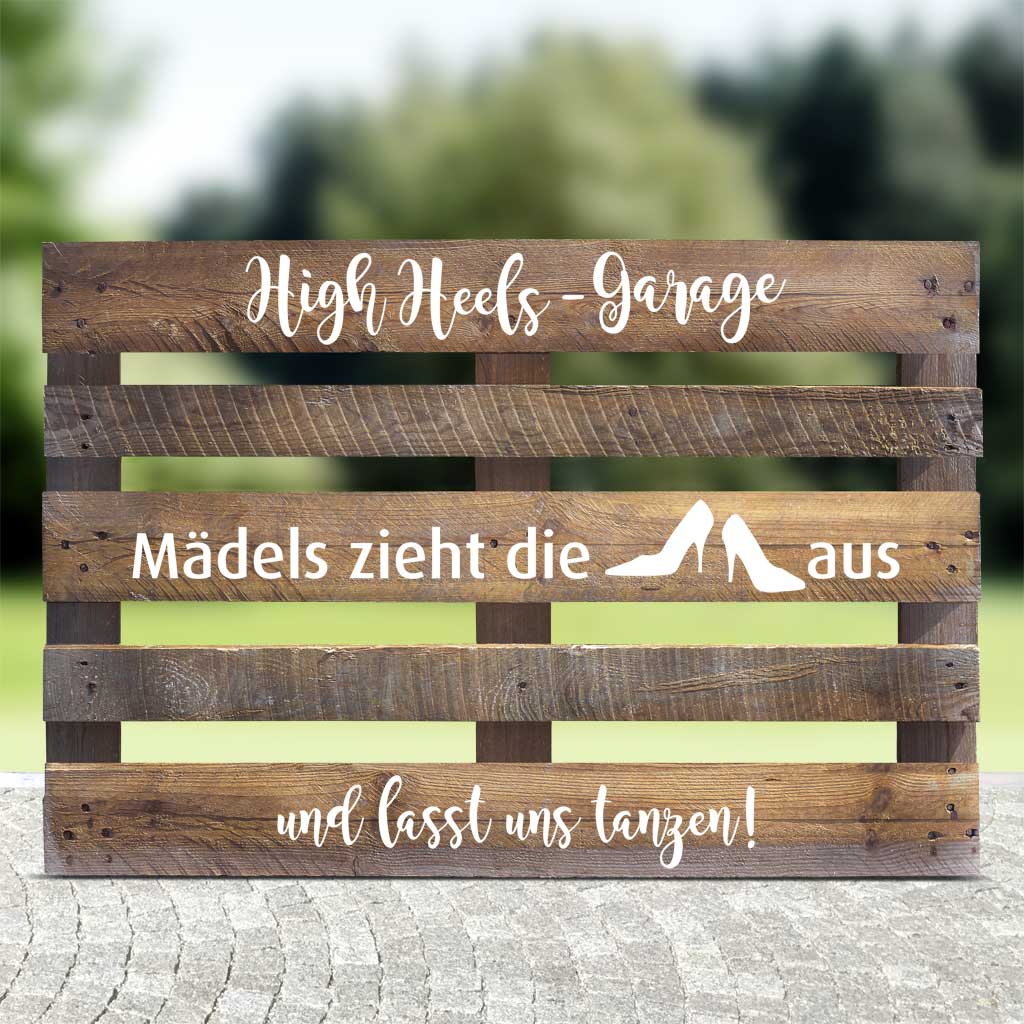 braune Palette mit weissen Textaufklebern für eine High Heels Garage zur Hochzeit