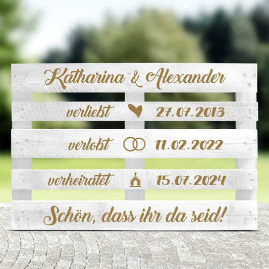 weisse Palette mit goldener Schrift für Hochzeitspaare mit Text - verliebt-verlobt-verheiratet