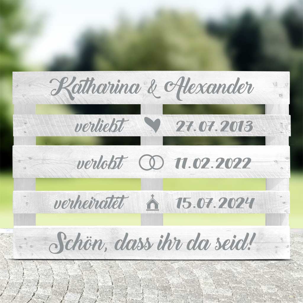 weisse Palette mit silberner Schrift für Hochzeitspaare mit Text - verliebt-verlobt-verheiratet