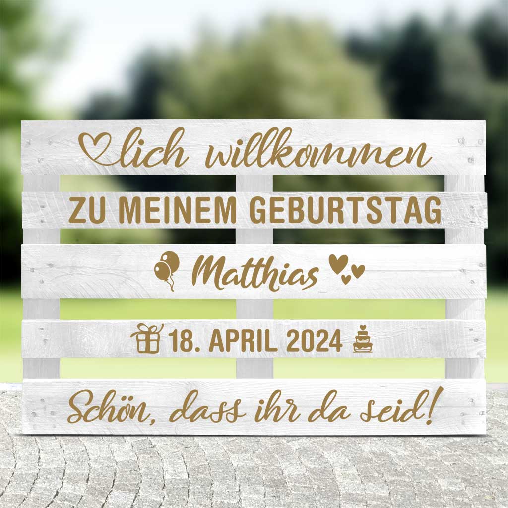 weiße Holzpalette mit goldenem Textaufklebern zum Geburtstag, personalisiert mit Vornamen und Datum mit Dekoaufklebern (Ballons, Herzen, Geschenk und Torte